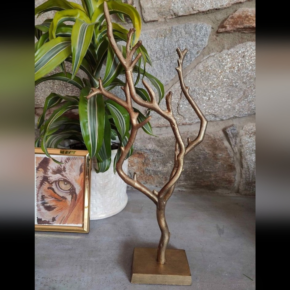 Sculpture / jewelry holder